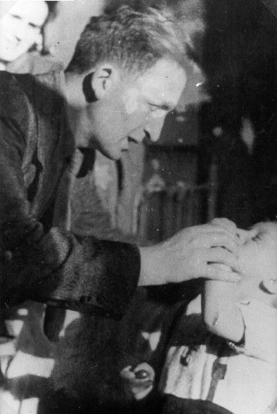 Mendel Grosman feeding his nephew, Jakow (Jankusz) Freitag, in the Lodz ghetto.